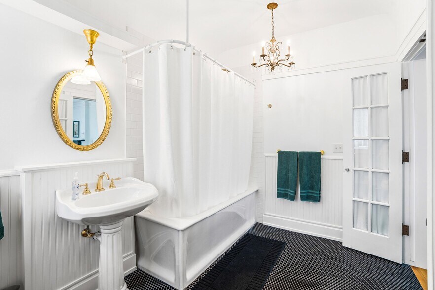 More Photos Of 90 S Main St, Hartford Hospitality For Sale