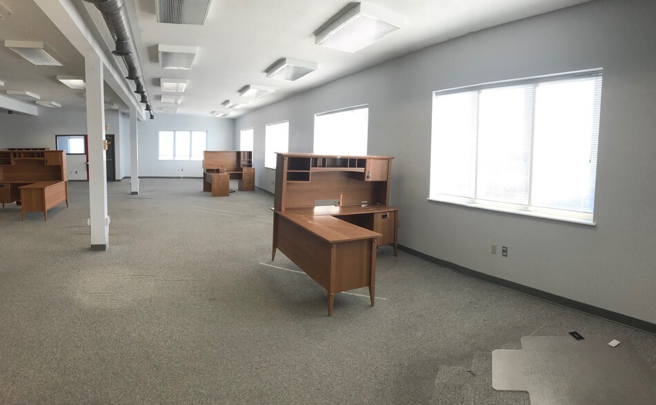 More Photos Of 800-810 E 10th St, Lawrence Flex For Sale