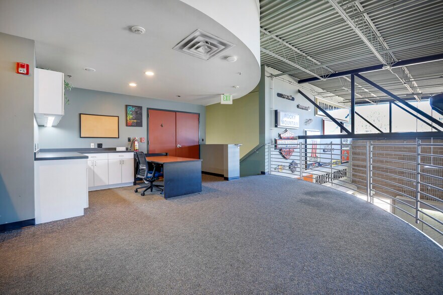 More Photos Of 2885 W County Line Rd, Littleton Auto Dealership For Sale