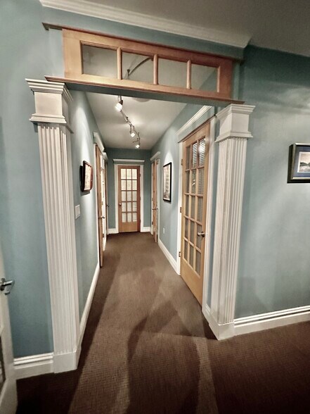 More Photos Of 4 Dearfield Dr, Greenwich Medical For Lease