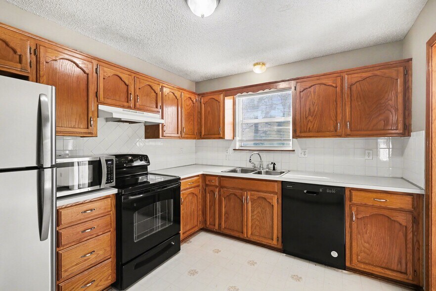 More Photos Of 209 SW Pryor Rd, Lee's Summit Multifamily For Sale