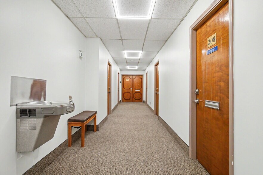 More Photos Of 214 Breckenridge Ln, Louisville Office Residential For Sale