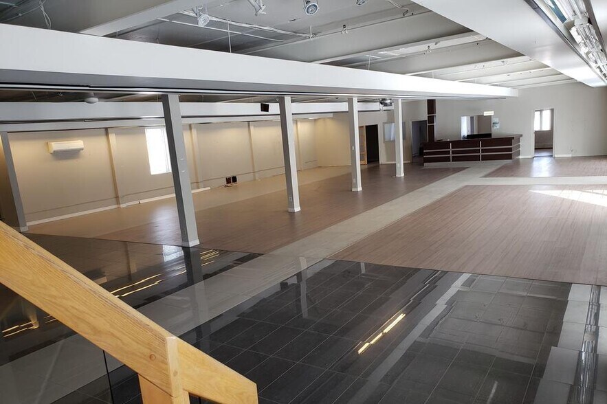 More Photos Of 126 Rue Jacques-Cartier N, St-Jean Storefront For Sale