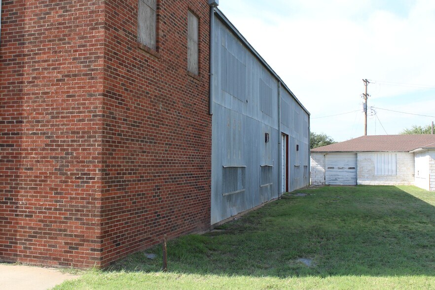 More Photos Of 1871 Elm, Waynoka Sports And Entertainment For Sale