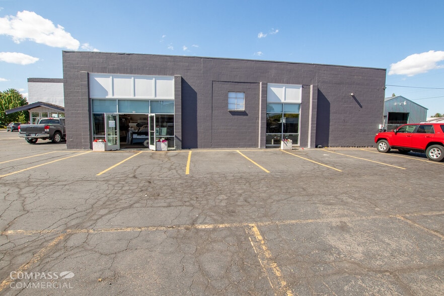 More Photos Of 798 NW 5th St, Redmond Storefront For Sale