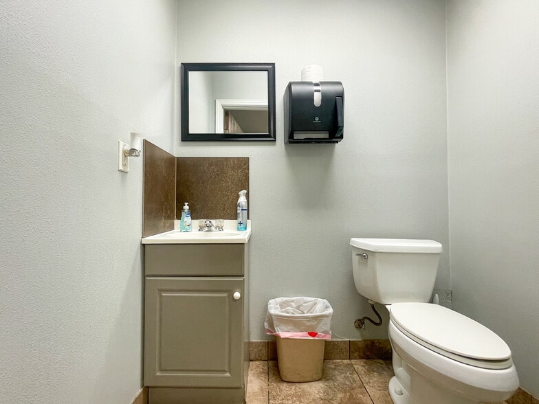 More Photos Of 912 SW 15th St, Wagoner Warehouse For Sale