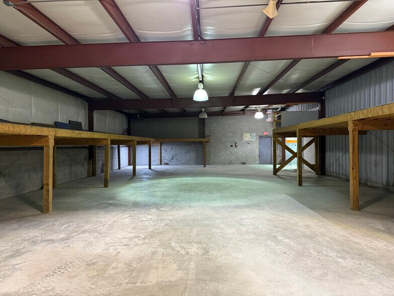 More Photos Of 327 Ashland Rd, Mansfield Showroom For Lease