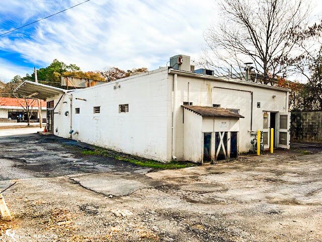 More Photos Of 2041 SW Sylvan Rd, Atlanta General Retail For Sale