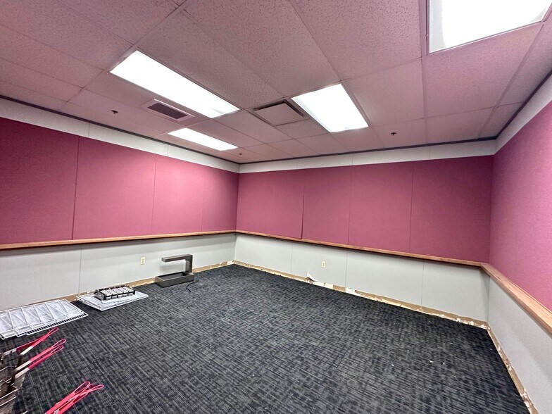 More Photos Of 15203 S Commerce Dr, Dearborn Manufacturing For Lease