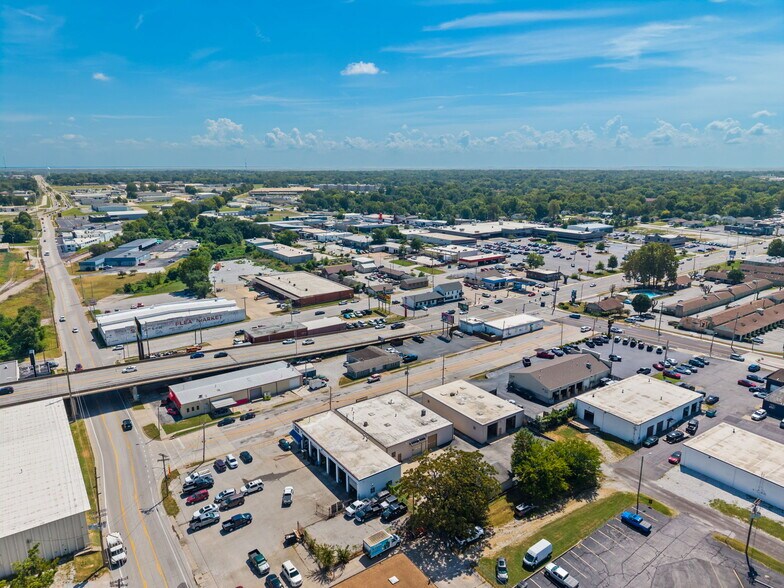 More Photos Of 311 N Waverly Ave, Springfield Warehouse For Lease