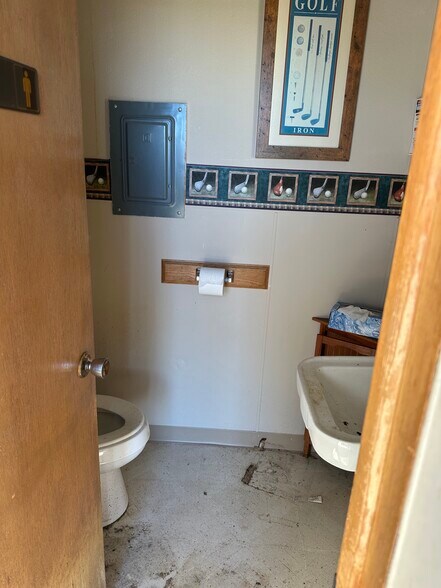 More Photos Of 1105 State St, Mound City Office For Sale