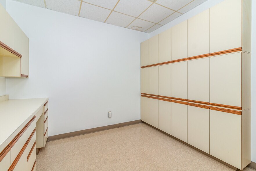 More Photos Of 10190-10198 Springfield Pike, Cincinnati Medical For Sale