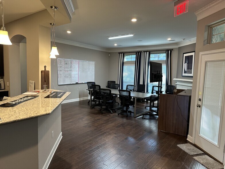 More Photos Of 5155 W Davis St, Conroe Office For Sale