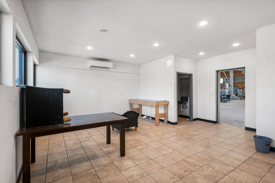 More Photos Of 800 East Watson Ln, New Braunfels Manufacturing For Lease