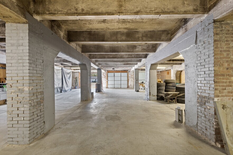 More Photos Of 2200 Union St, Bellaire Warehouse For Sale