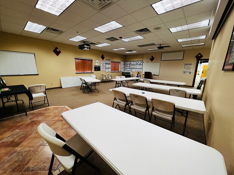 More Photos Of 697 N Denver Ave, Loveland Flex For Lease