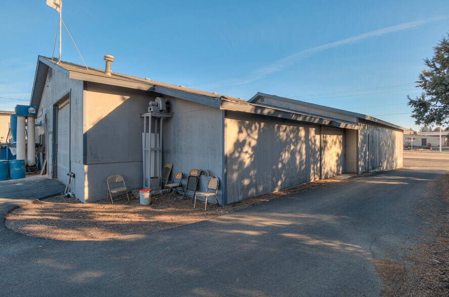 More Photos Of 625 SE 9th St, Bend Warehouse For Sale