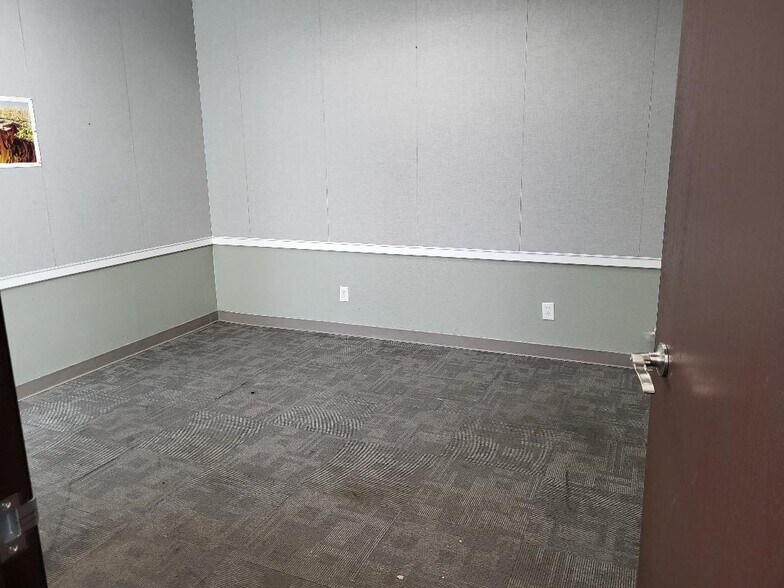 More Photos Of 2211 S Hunts Ln, San Bernardino Showroom For Lease