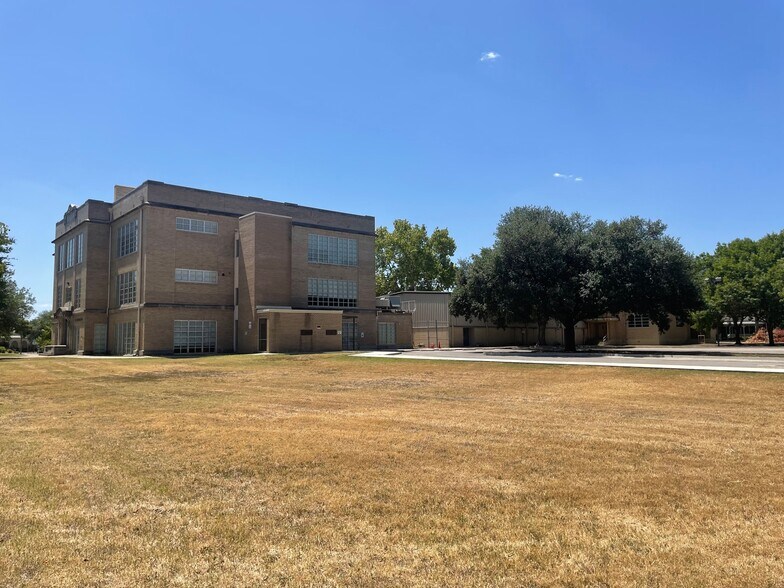 More Photos Of 216 E College St, Seguin Flex For Sale