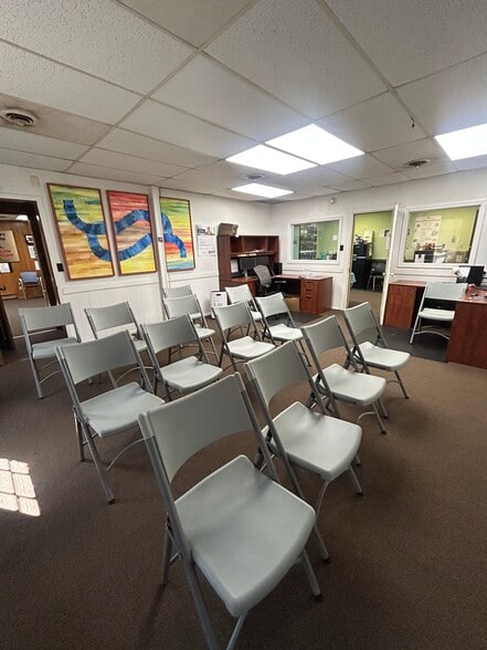 More Photos Of 600-604 W Washington St, Suffolk Storefront Retail Office For Lease