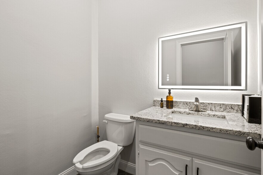 More Photos Of 107 E 11th St, Mount Pleasant Office For Sale