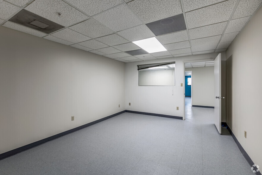 More Photos Of 2401 72nd St N, Saint Petersburg Manufacturing For Sale