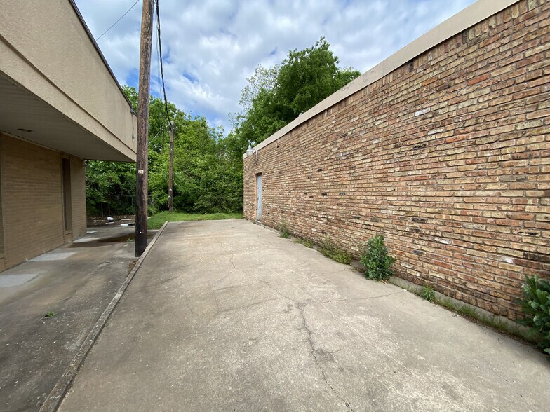 More Photos Of 813-817 N Grand Ave, Gainesville Storefront For Lease