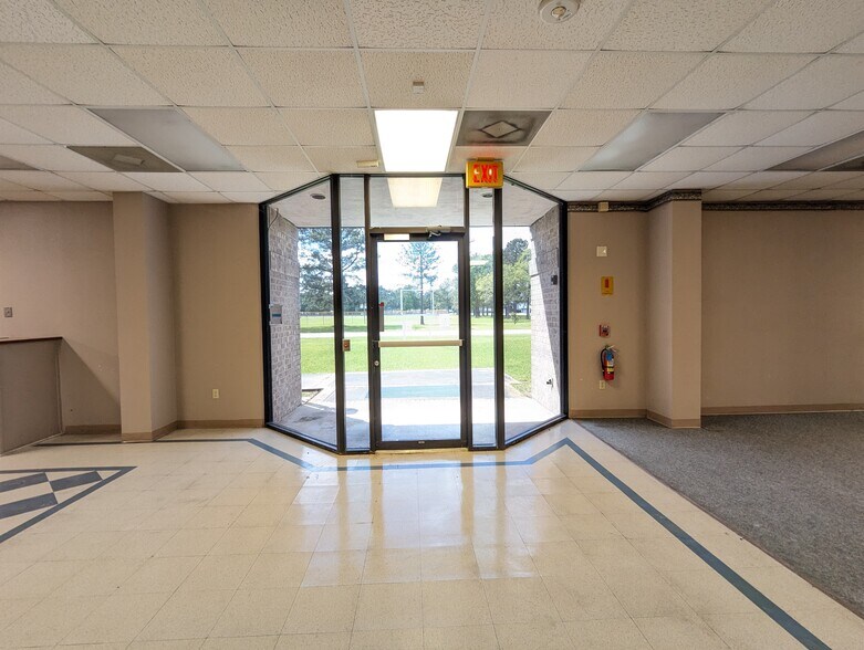 More Photos Of 6095 College St, Beaumont Office For Sale