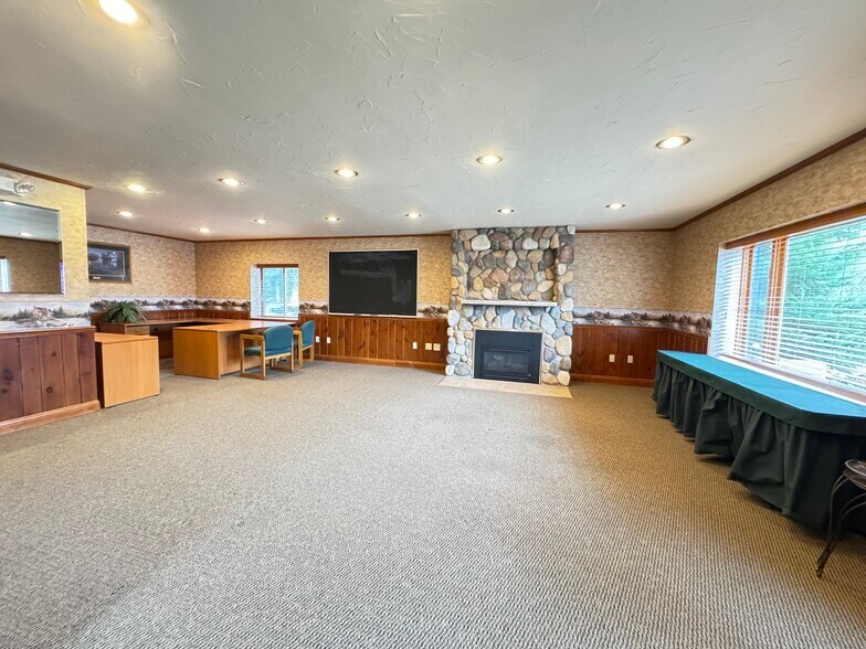 More Photos Of 804 Lincoln St, Rhinelander Office For Sale