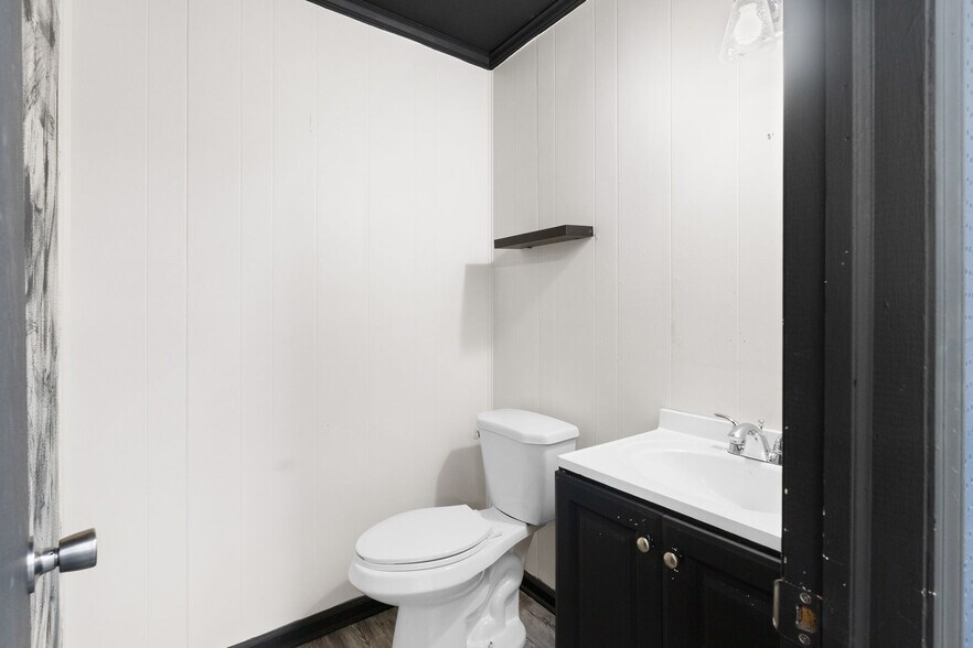 More Photos Of 1310 Headquarters Dr, Greensboro Showroom For Sale