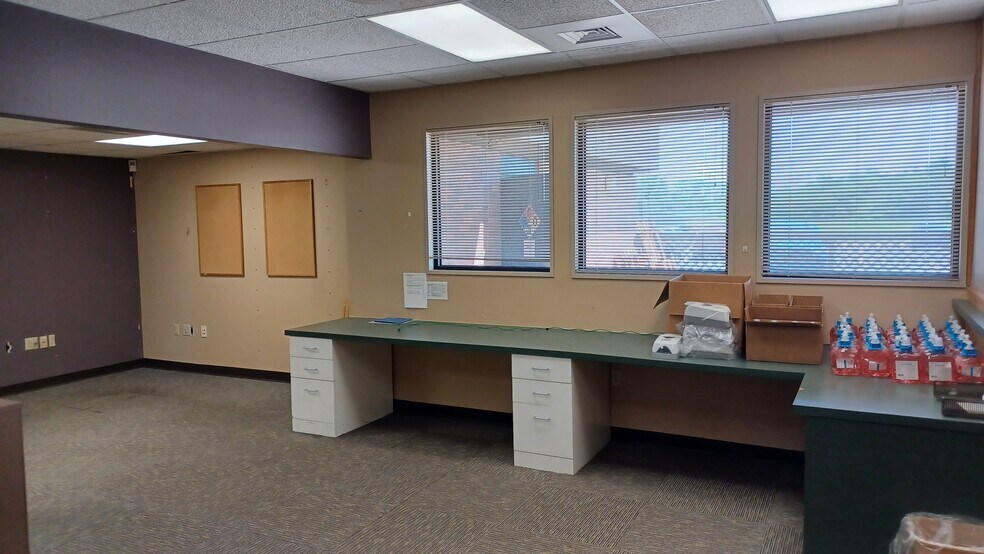 More Photos Of 931 13th Ave N, Clinton Storefront Retail Office For Lease