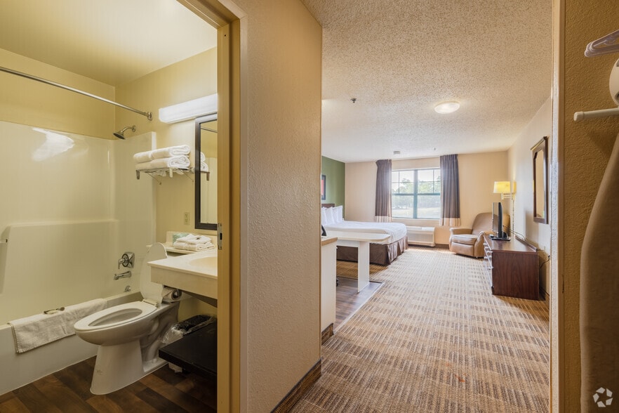 More Photos Of 1180 Doris Rd, Auburn Hills Hotel For Sale