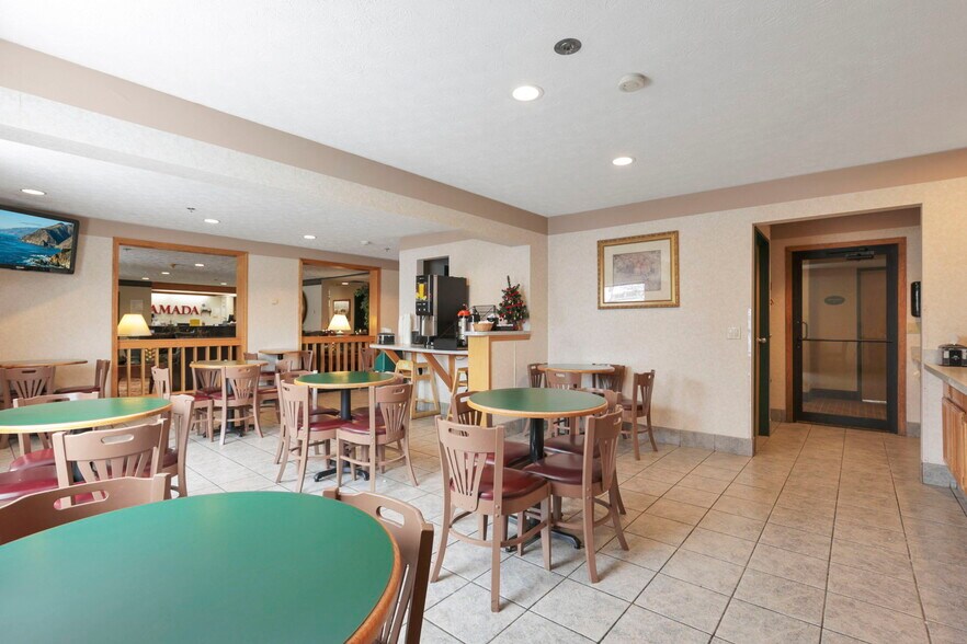 More Photos Of 509 S Wooster Ave, Strasburg Hotel For Sale