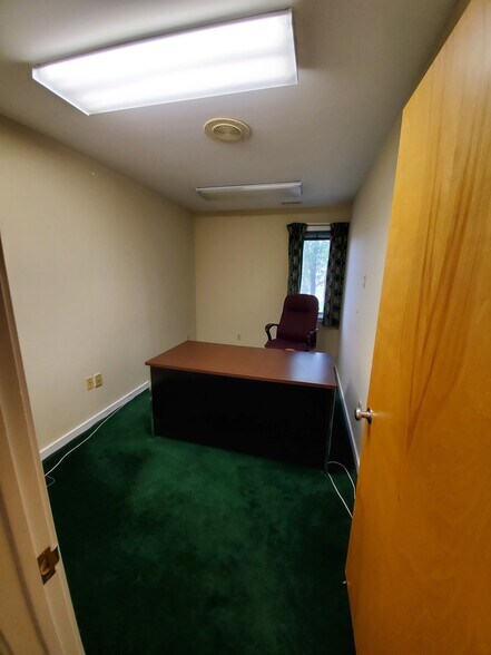 More Photos Of 920 Lawn Ave, Sellersville Medical For Sale