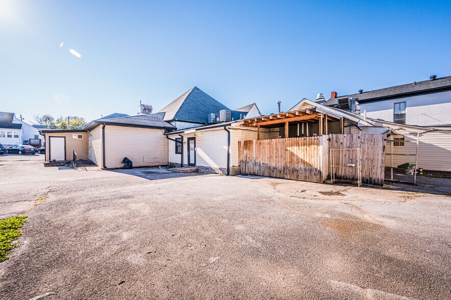 More Photos Of 1026-1038 Chestnut St, Bowling Green Restaurant For Sale