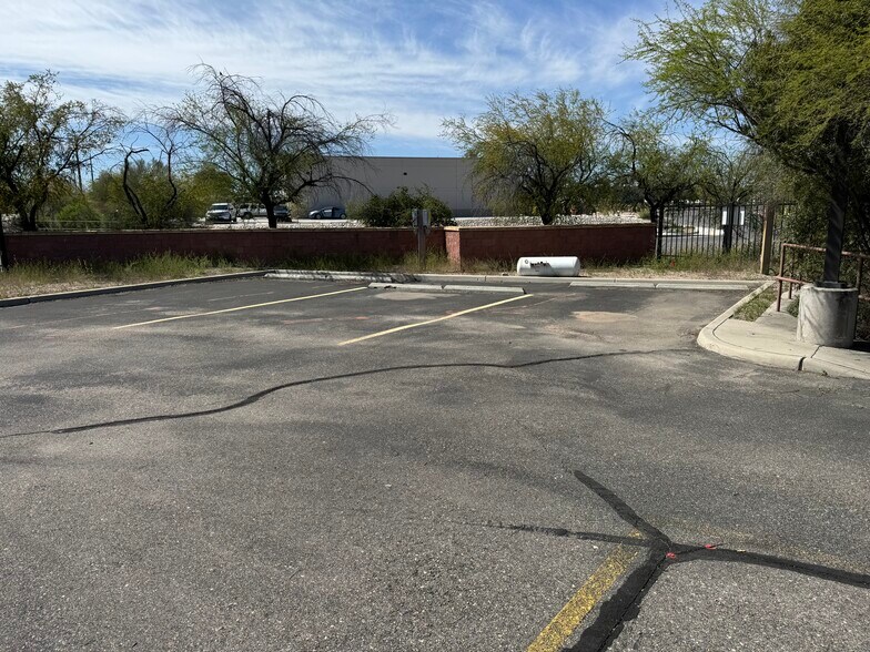 More Photos Of 3761 E Tennessee St, Tucson Warehouse For Lease