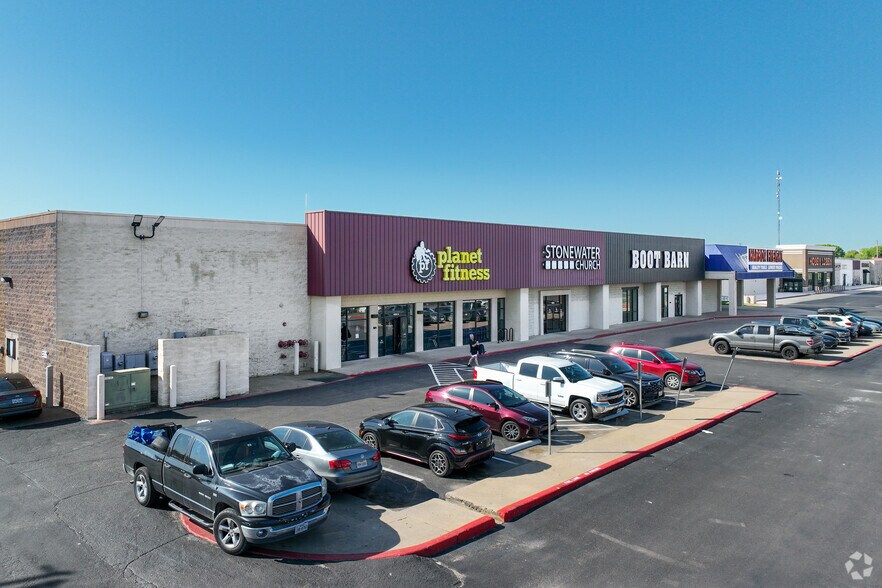 More Photos Of 1663 W Henderson St, Cleburne Unknown For Lease