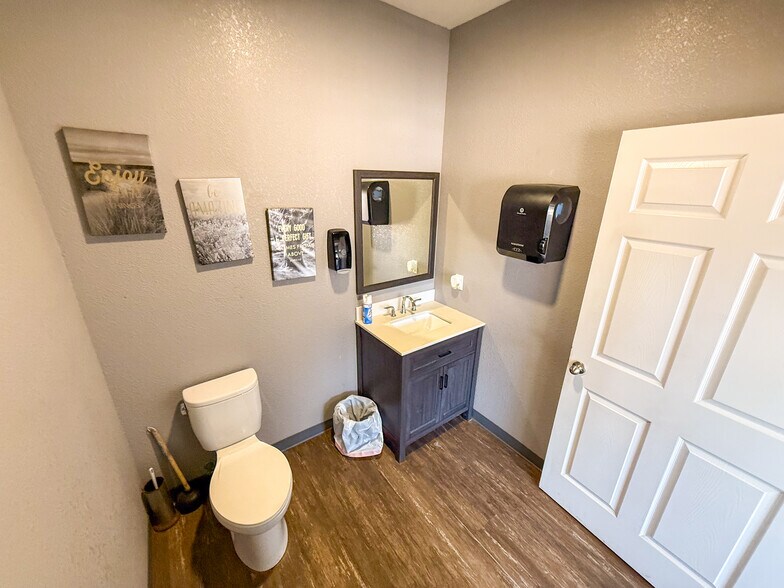 More Photos Of 304 E Wilson St, Valliant Office For Sale