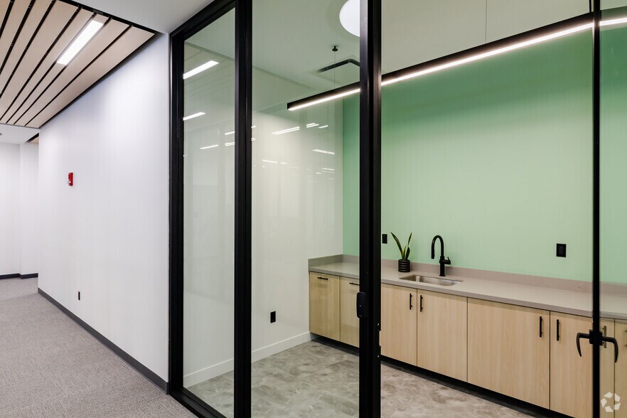 More Photos Of 2000 Center Dr, Hoffman Estates Office For Lease