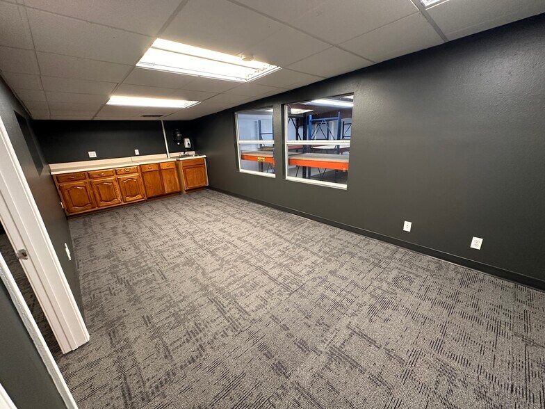 More Photos Of 9743 Cobb St, San Antonio Warehouse For Sale