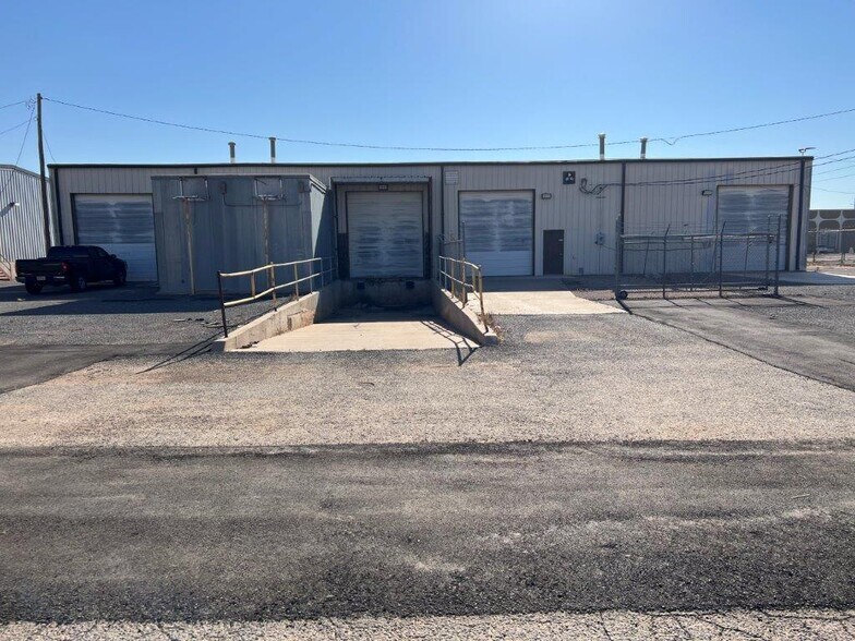 More Photos Of 7010-7020 Cedar Ave, Lubbock Service For Lease