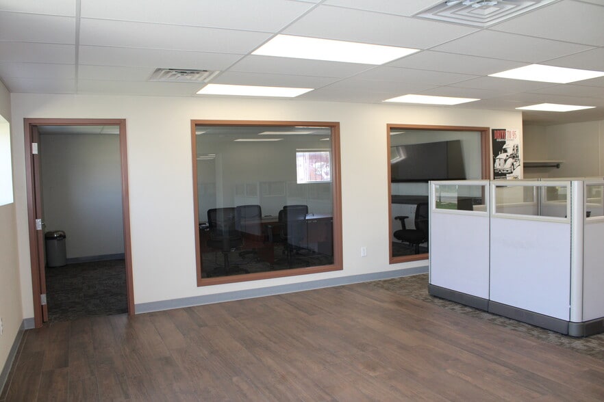 More Photos Of 1936 W Commerce St, Dallas Industrial For Lease