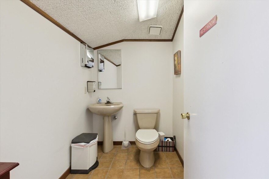More Photos Of 1003 Mulholland St, Bay City Office For Sale
