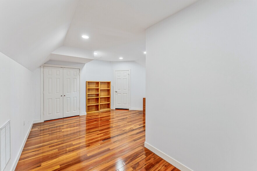 More Photos Of 728 S Washington St, Alexandria Office For Sale