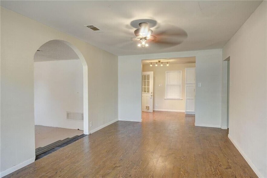 More Photos Of 3905 Prairie Ln, Austin Flex For Sale