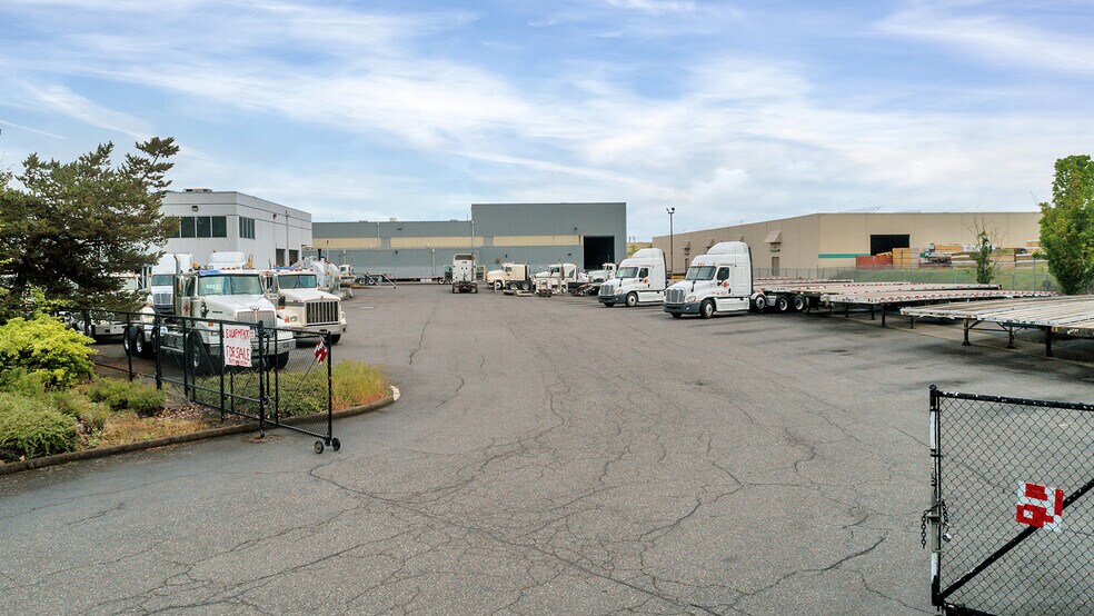 More Photos Of 7025 N Leadbetter Rd, Portland Service For Lease