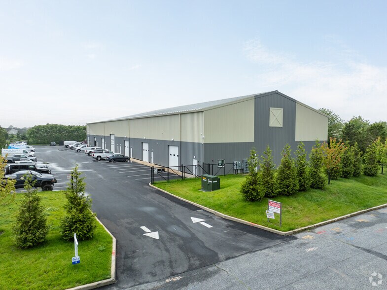 Primary Photo Of 8 Leecon Ct, Southampton Warehouse For Lease