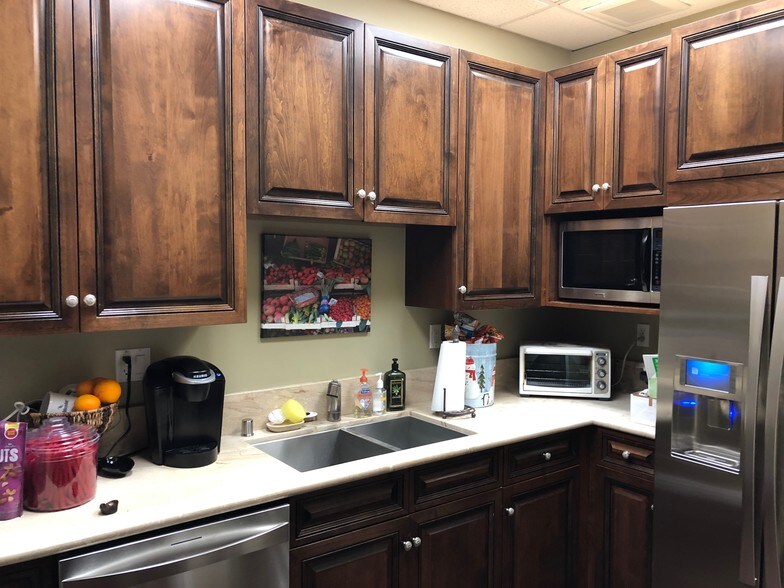 More Photos Of 28875 Industry Dr, Valencia Warehouse For Lease