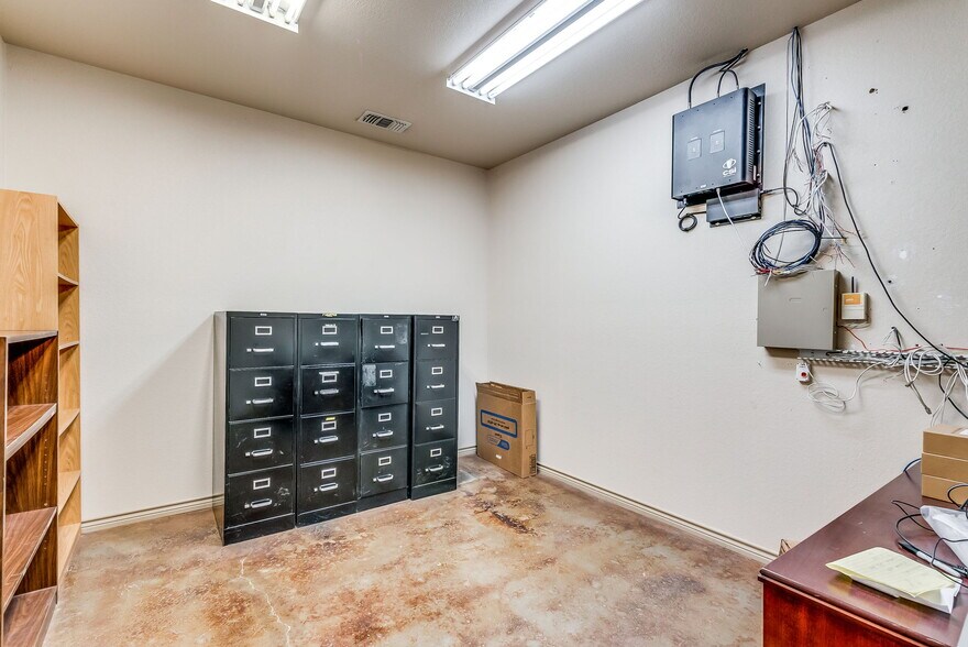 More Photos Of 3997 N US Highway 287, Alvord Warehouse For Lease