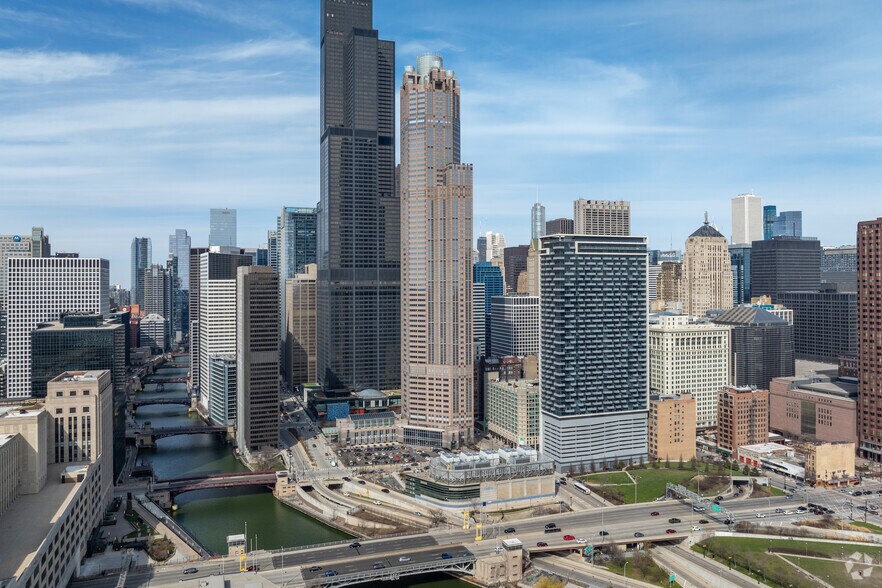 More Photos Of 311 S Wacker Dr, Chicago Office For Lease